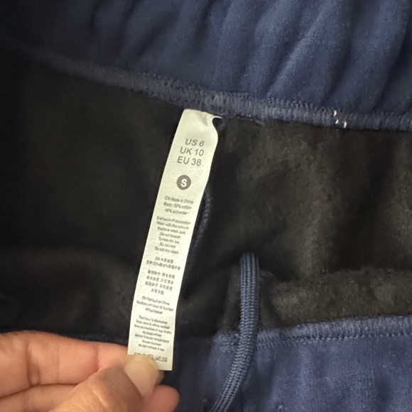 ALO Yoga Navy Fleece Set Shorts & Zip up sweater size S - Picture 6 of 7